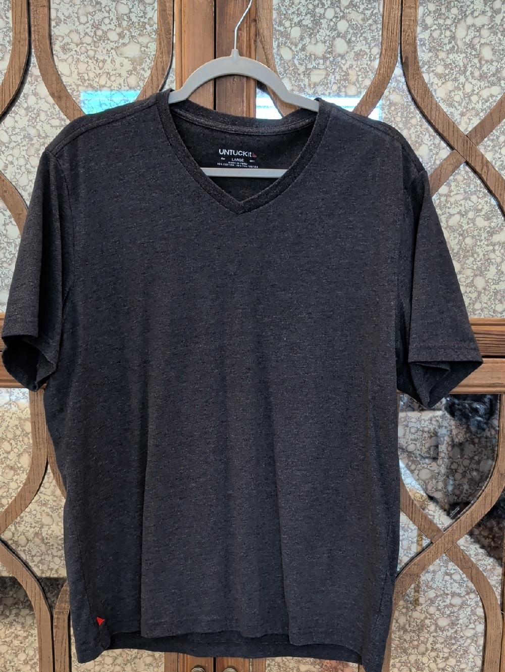 UNTUCKit Men’s Charcoal V-Neck Short Sleeve Tee Size Large